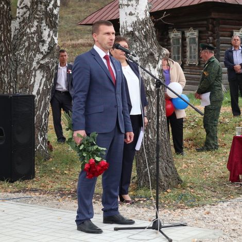 На открытии памятника выступает глава Ординского округа Александр Мелёхин.