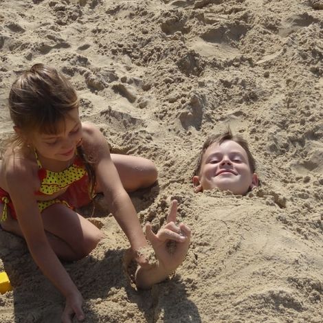 Лучшее развлечение - закопаться в теплый песочек. Фото: Михаил Шайдуров, Красный Ясыл.