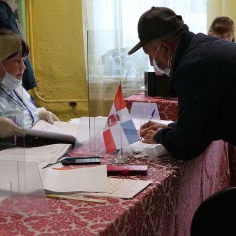 Работает избирательная комиссия на участке № 2311 в Ашапе.